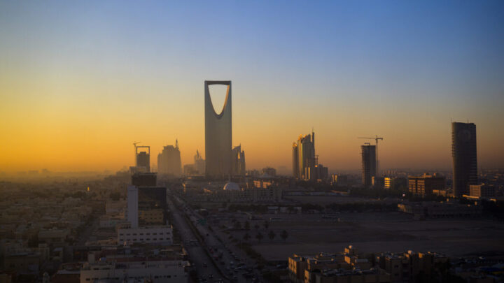 بيان سعودي عن حصيلة الضحايا والأضرار بعد سقوط شظايا صاروخين “كروز” في الرياض