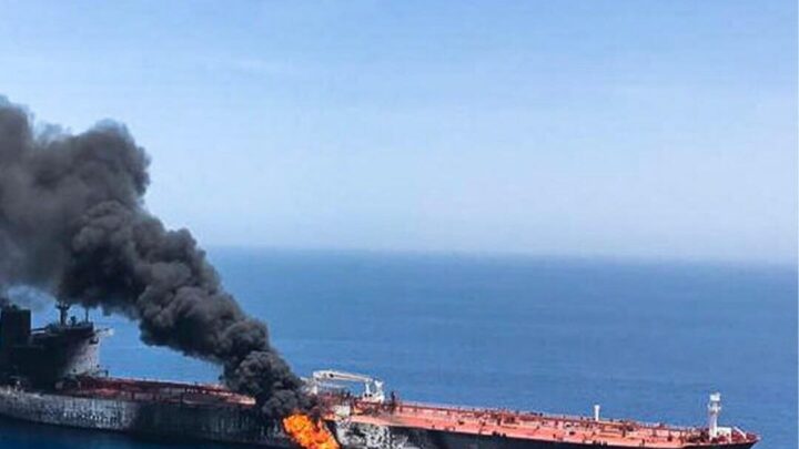 استهداف 13 ناقلة نفط في مضيق هرمز خلال أسبوع والنفط يتجاوز 102 دولار