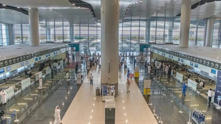 السعودية.. مطار الملك خالد يدعو المسافرين للتحقق من رحلاتهم قبل التوجه إليه