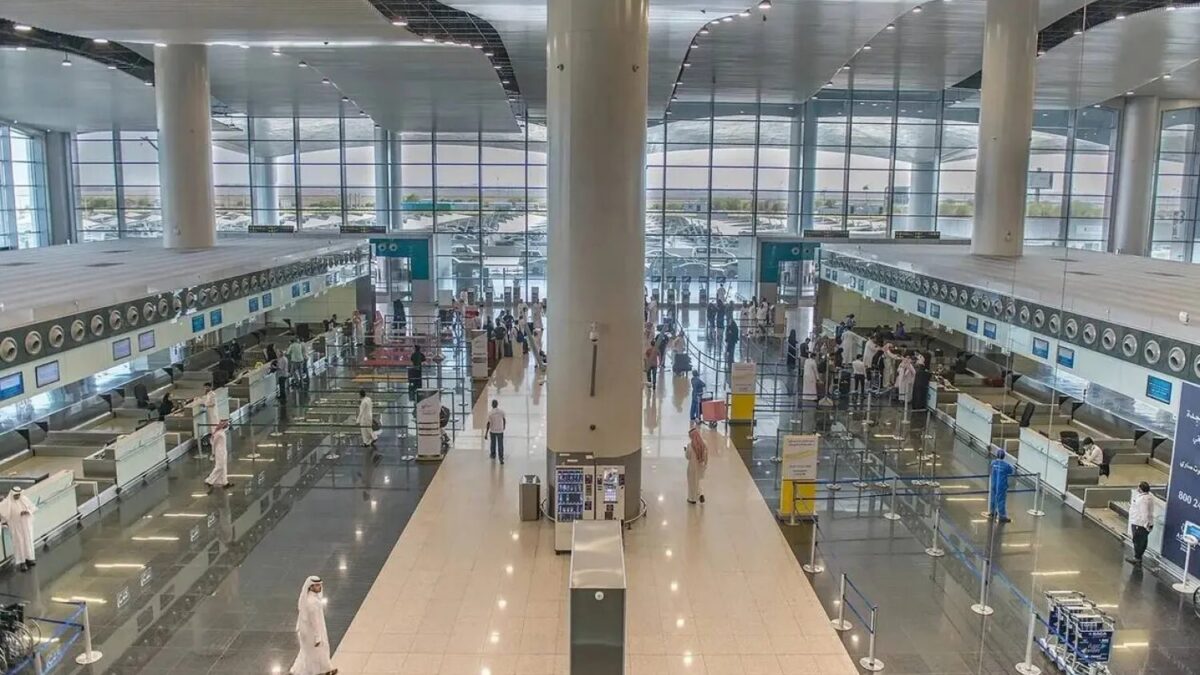 السعودية.. مطار الملك خالد يدعو المسافرين للتحقق من رحلاتهم قبل التوجه إليه