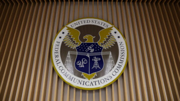 تقترح لجنة الاتصالات الفيدرالية (FCC) مزادًا جديدًا للطيف متوسط النطاق وفتح 800 ميجاهرتز للطائرات بدون طيار