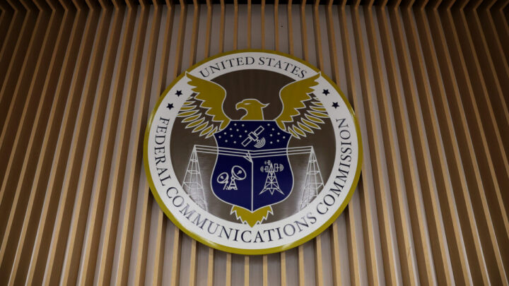 تقترح لجنة الاتصالات الفيدرالية (FCC) مزادًا جديدًا للطيف متوسط النطاق وفتح 800 ميجاهرتز للطائرات بدون طيار