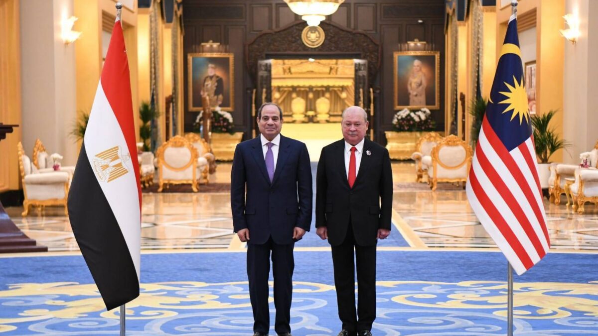 السيسي يؤكد مركزية القضية الفلسطينية وملك ماليزيا يشيد بالدور المصري الإقليمي
