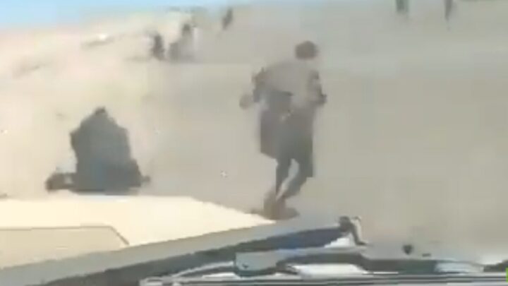 فيديوهات صادمة قرب باب المندب.. تحقيق في دهس لـ”مقاتلين حوثيين يستسلمون” ومخاوف من جرائم حرب