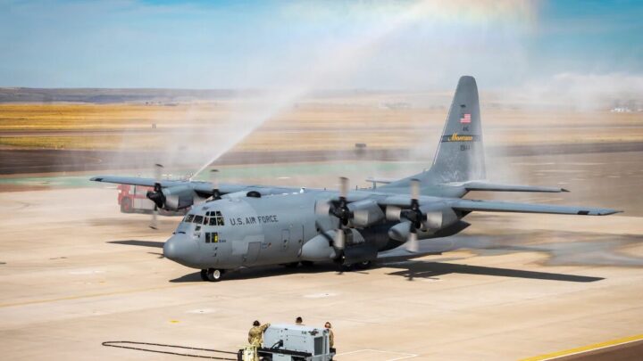 يقوم الحرس الجوي في مونتانا باستبدال طائرة Hercules القديمة بطائرة C-130J الجديدة