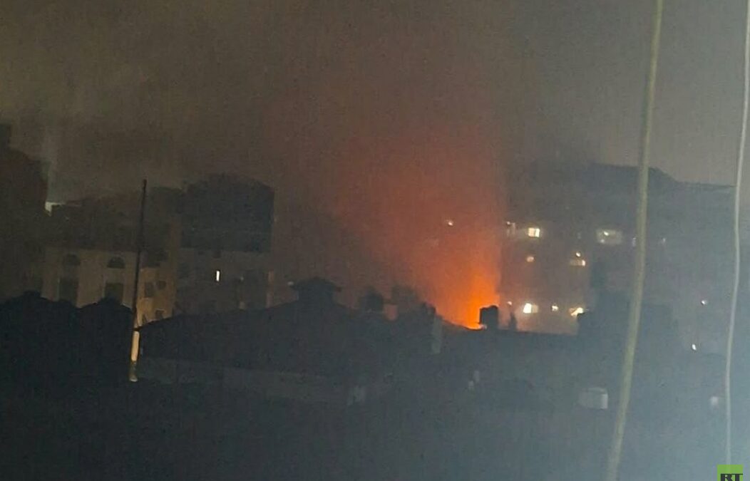 مراسلنا: 5 قتلى على الأقل بقصف إسرائيلي استهدف مبنى سكنيا غرب غزة - صورة مميزة مراسلنا: 5 قتلى على الأقل بقصف إسرائيلي استهدف مبنى سكنيا غرب غزة
