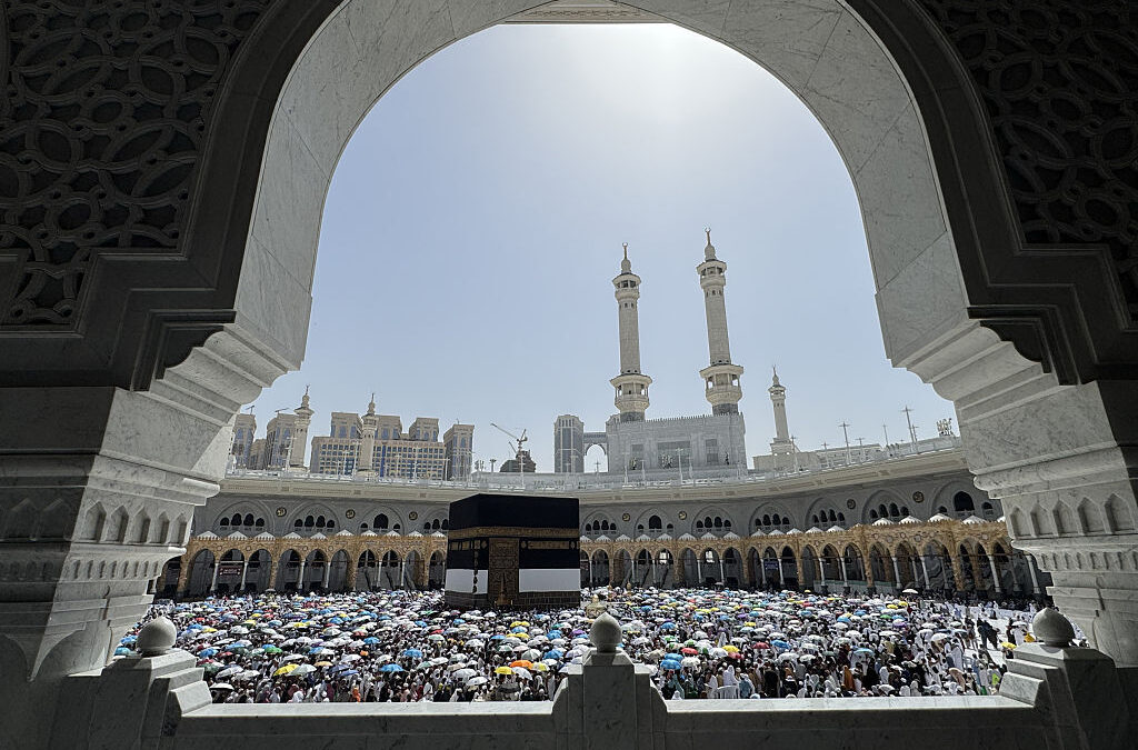 أمير سعودي يرد على تدوينة أثارت جدلا حول العمرة من الرياض