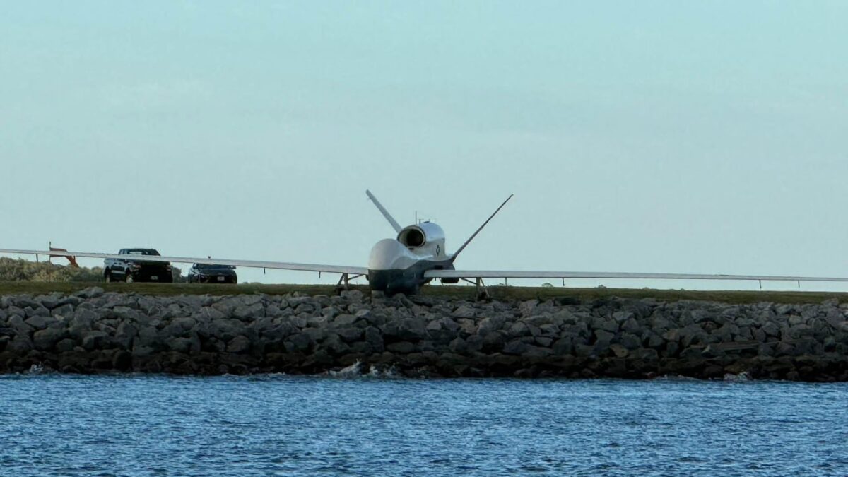 بالصور | تعطّل طائرة استطلاع أمريكية من طراز «MQ-4C ترايتون» في فلوريدا