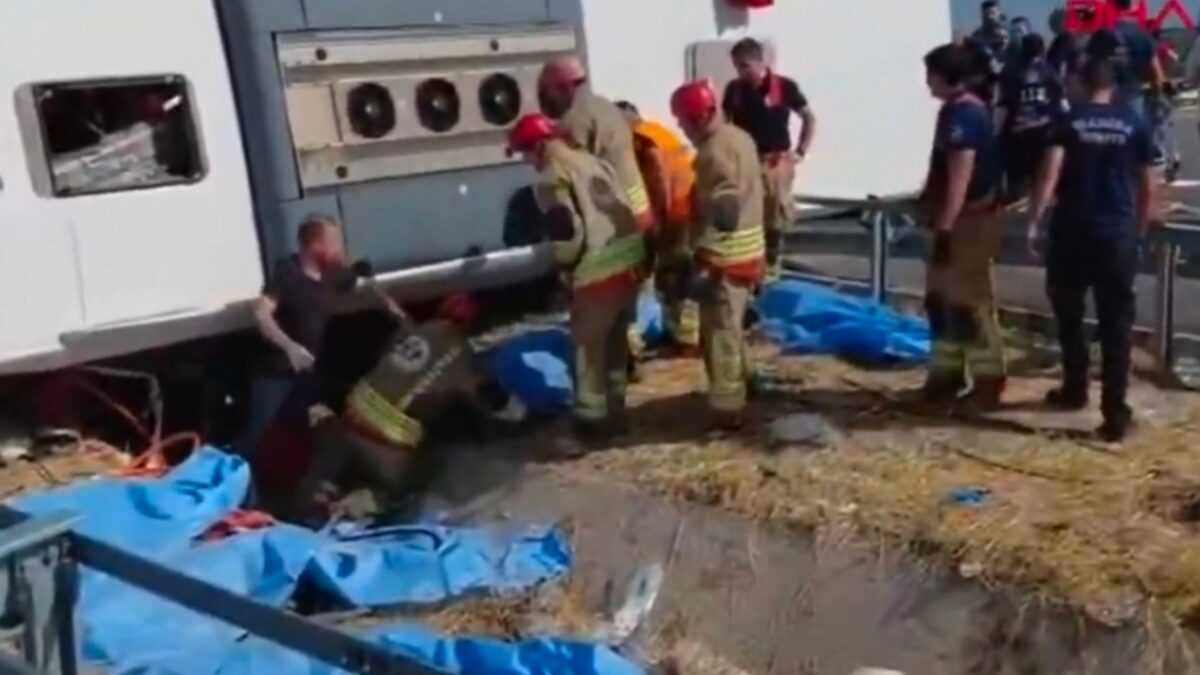 مقتل 11 شخصا وإصابة 26 في حادث اصطدام حافلة سياحية وشاحنة غربي تركيا