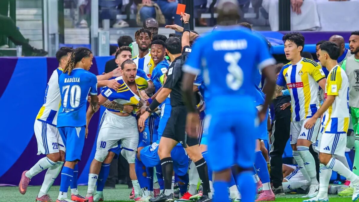 الاتحاد الآسيوي يعاقب ثنائي الهلال والغرافة بعد واقعة الطرد