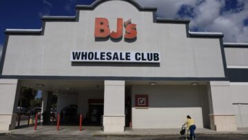 من BJ’s إلى Lululemon، يقوم تجار التجزئة بتقليص تشكيلاتهم