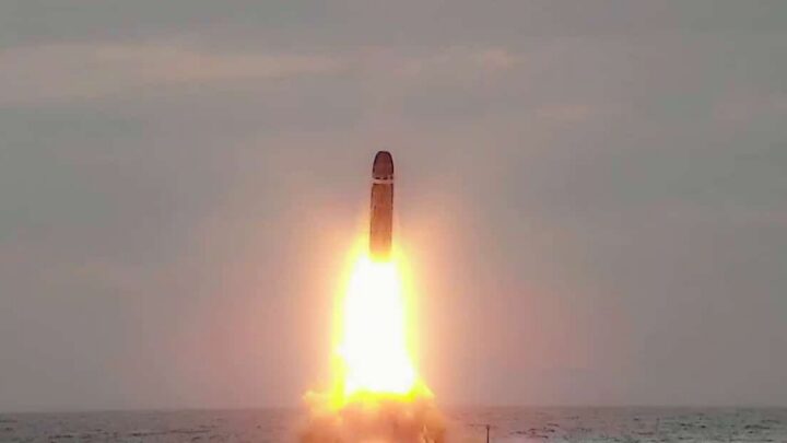 البحرية الفرنسية تقوم بإطلاق صاروخ M51.3 من Le Vigilant SSBN