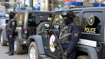 مصر.. القبض على سيدة عارية في الشارع تهذي بكلمات غريبة