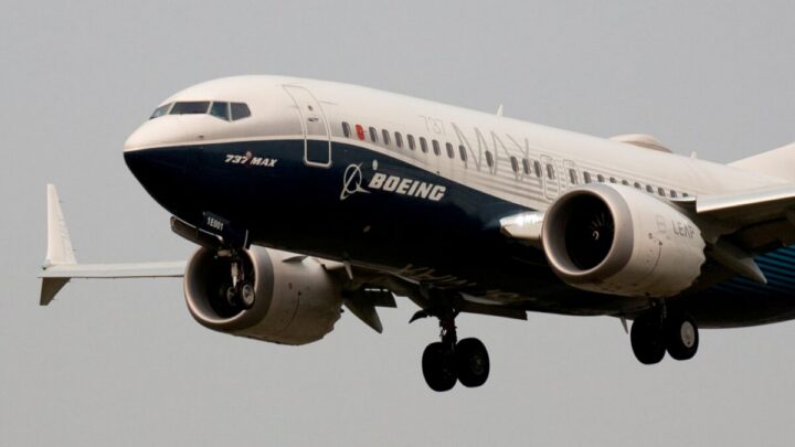 بوينغ تقر بخلل برمجي في طائرات 737 MAX قد يؤثر على الهبوط الآلي