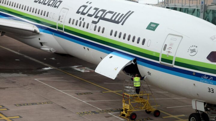 السعودية تستأنف العمليات بمطار الملك خالد بعد ساعات من قصف حوثي