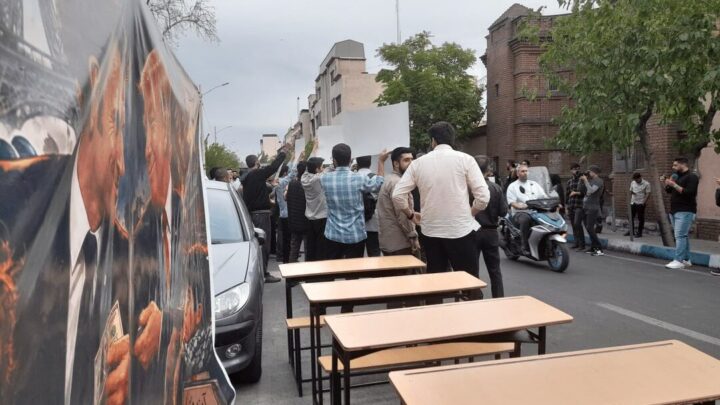 بالصور | تجمع عدد من الطلاب الإيرانيين أمام السفارة الفرنسية في طهران احتجاجًا على قمع الطلاب الفرنسيين