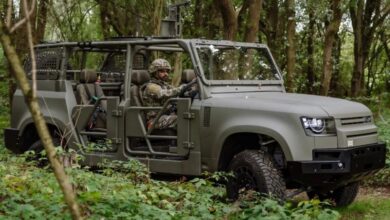 تكشف شركة JLR النقاب عن سيارة Defender العسكرية الجديدة لتحل محل سيارات Land Rover القديمة