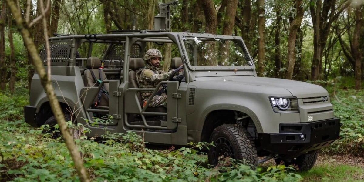 تكشف شركة JLR النقاب عن سيارة Defender العسكرية الجديدة لتحل محل سيارات Land Rover القديمة