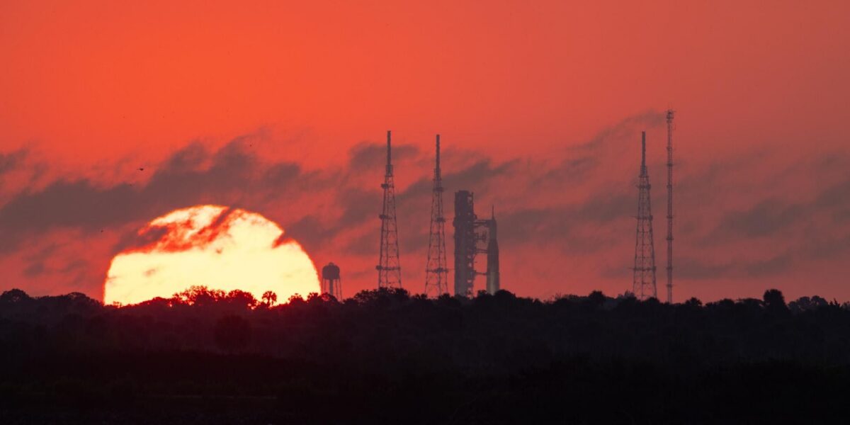 شروق الشمس على منصة إطلاق Artemis 2، صورة اليوم في 30 مارس 2026