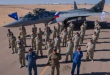 أساطير الطيران الروسي يجتمعون أمام Su-57E وYak-130M في العلمين