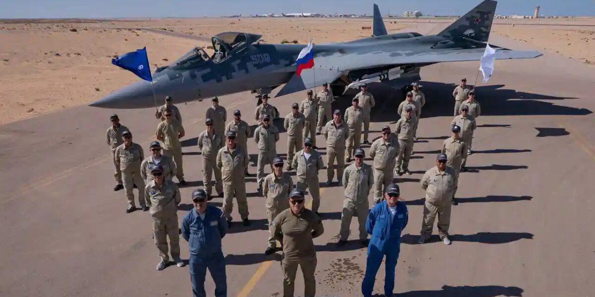 أساطير الطيران الروسي يجتمعون أمام Su-57E وYak-130M في العلمين