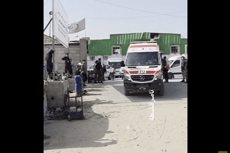 أول دفعة من جرحى غزة تعبر إلى مصر عبر رفح بعد إعادة فتحه (فيديو)