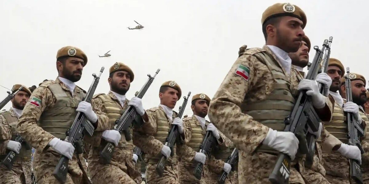 إيران تحشد مليون جندي مع تزايد موجة المتطوعين نحو مراكز التجنيد