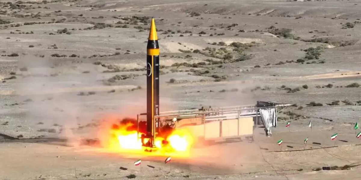 إيران تعلن التحول من الدفاع إلى الهجوم وتتوعد بأسلحة أكثر تطورًا