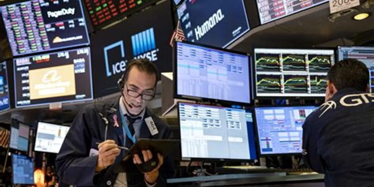 الأسواق العالمية تتباين بين صعود تكنولوجيا وهواجس النفط والفائدة