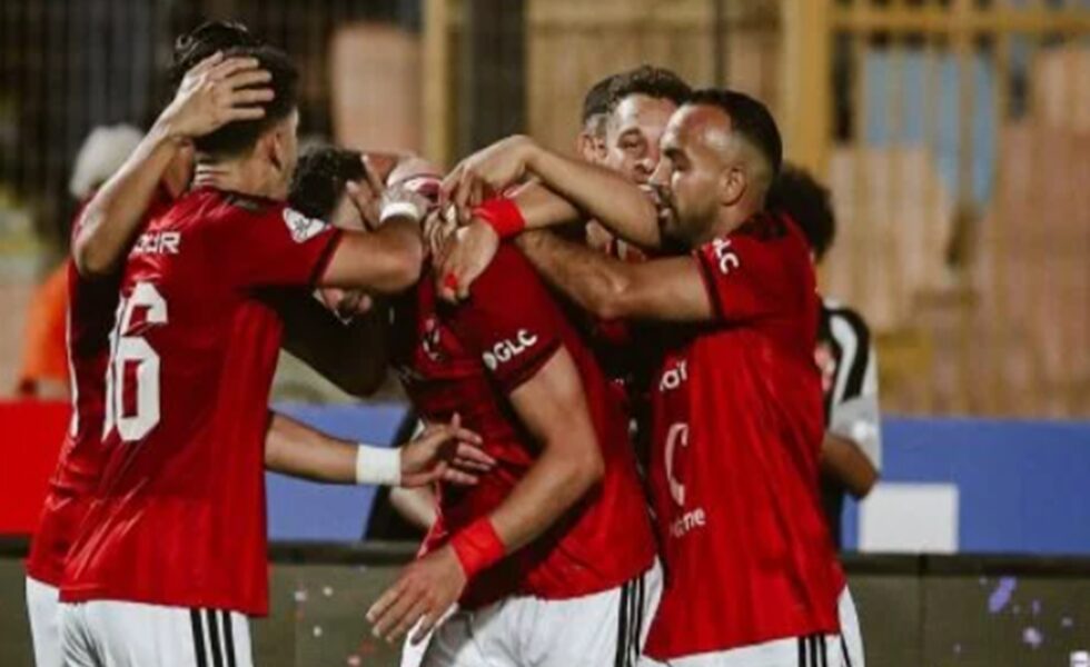 الأهلي يتخطى أبو قير ويرتقي إلى صدارة الدوري المصري