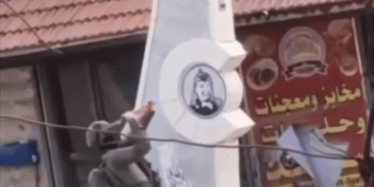 الجيش الإسرائيلي يوقف جنديا بعد تخريبه نصب ياسر عرفات في الضفة الغربية