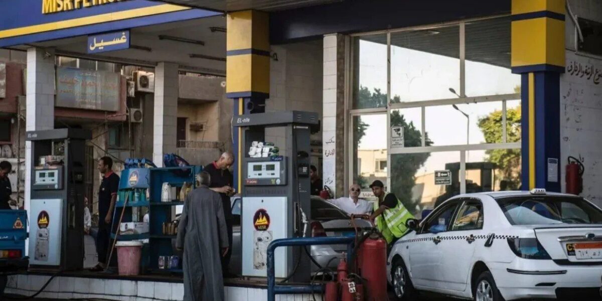 الحكومة المصرية تبرر سبب تحريك أسعار الوقود إجراء “مؤقت” تفرضه تقلبات الأسواق العالمية