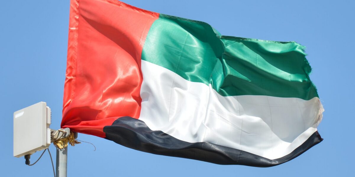 الدفاع الإماراتية الدفاعات الجوية تتعامل مع تهديدات صاروخية ومسيرات قادمة من إيران