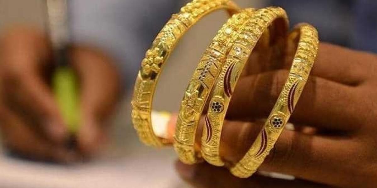 الذهب يهبط بقوة ويقترب من محو مكاسب العام