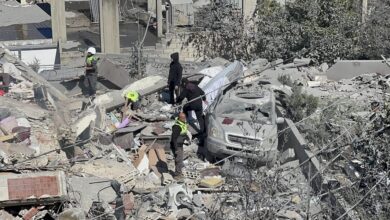 السفارة السورية لدى بيروت تتابع تداعيات القصف الإسرائيلي على شرق لبنان ومقتل 8 سوريين فيه