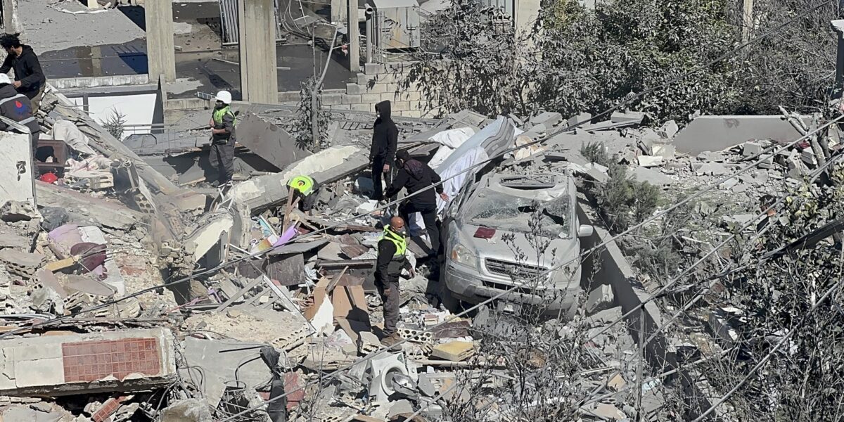 السفارة السورية لدى بيروت تتابع تداعيات القصف الإسرائيلي على شرق لبنان ومقتل 8 سوريين فيه