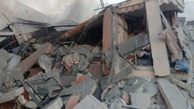 الطيران الاسرائيلي يرتكب مجزرة في بلدة حاورف وعائلة كاملة تخت الأنقاض