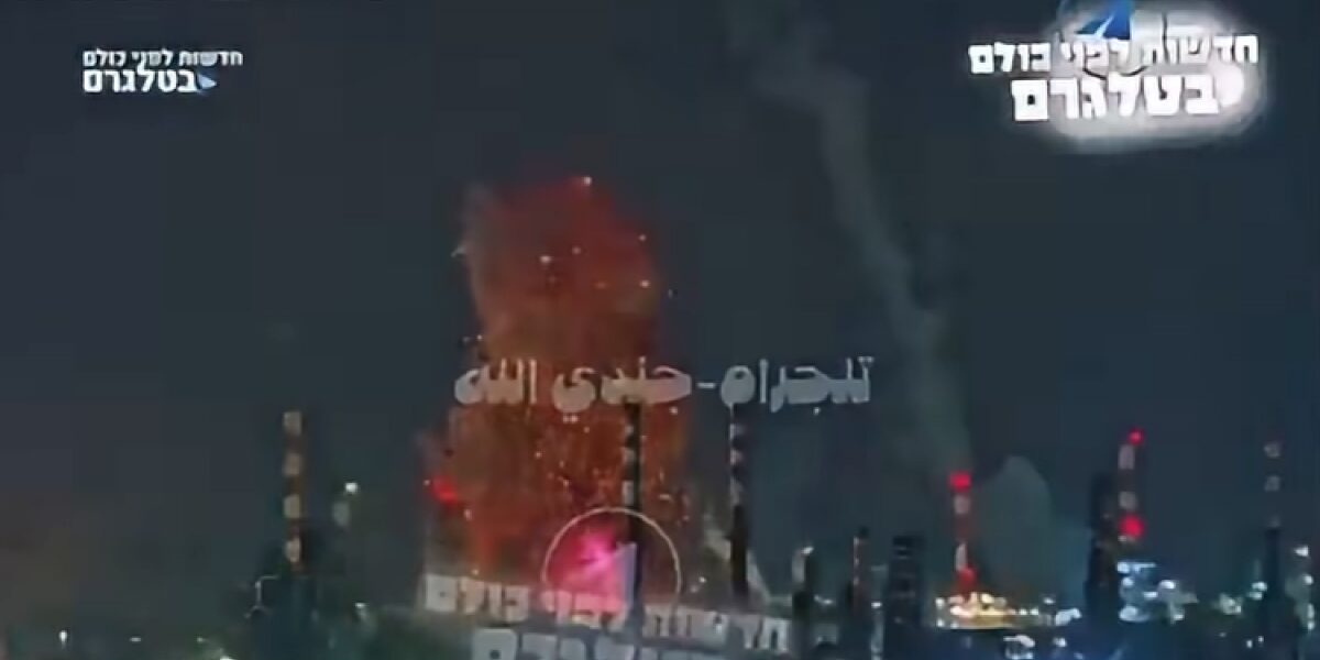 بالفيديو الرقابة العسكرية للاحتلال تفرج عن مشاهد ضرب مصفاة “بازان” في حيفا بصواريخ باليستية (شاهد)