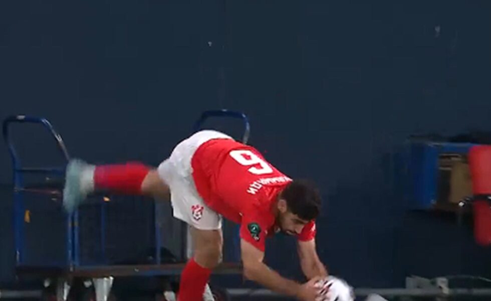 بـ”حركة بهلوانية”.. لاعب إيراني يصنع هدفا مذهلا في الدوري الروسي
