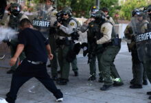 تحليل وكالة أسوشييتد برس: طاردت وزارة العدل المتظاهرين بتهمة ارتكاب جناية اعتداء، لكن المحلفين والقضاة لم يقتنعوا