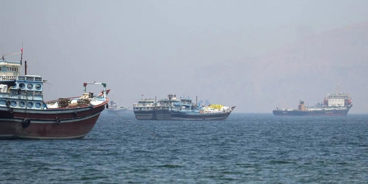 تراجع حاد في حركة الملاحة بمضيق هرمز.. 4 سفن فقط عبرت خلال يوم