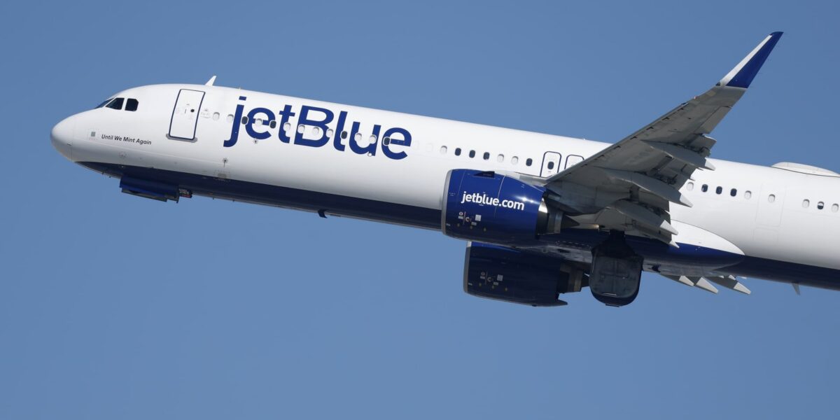 ترفع شركة JetBlue Airways رسوم الحقائب المسجلة مع ارتفاع أسعار الوقود
