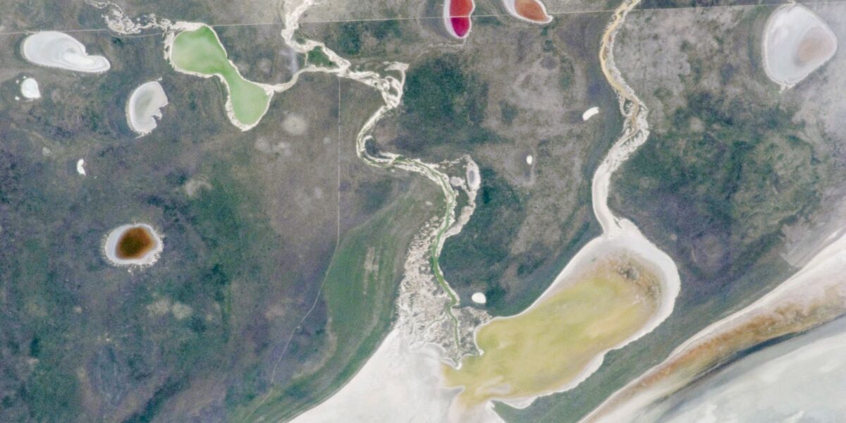 تظهر بحيرات شبحية ذات ألوان قوس قزح حول “المكان الأبيض العظيم” في ناميبيا – الأرض من الفضاء