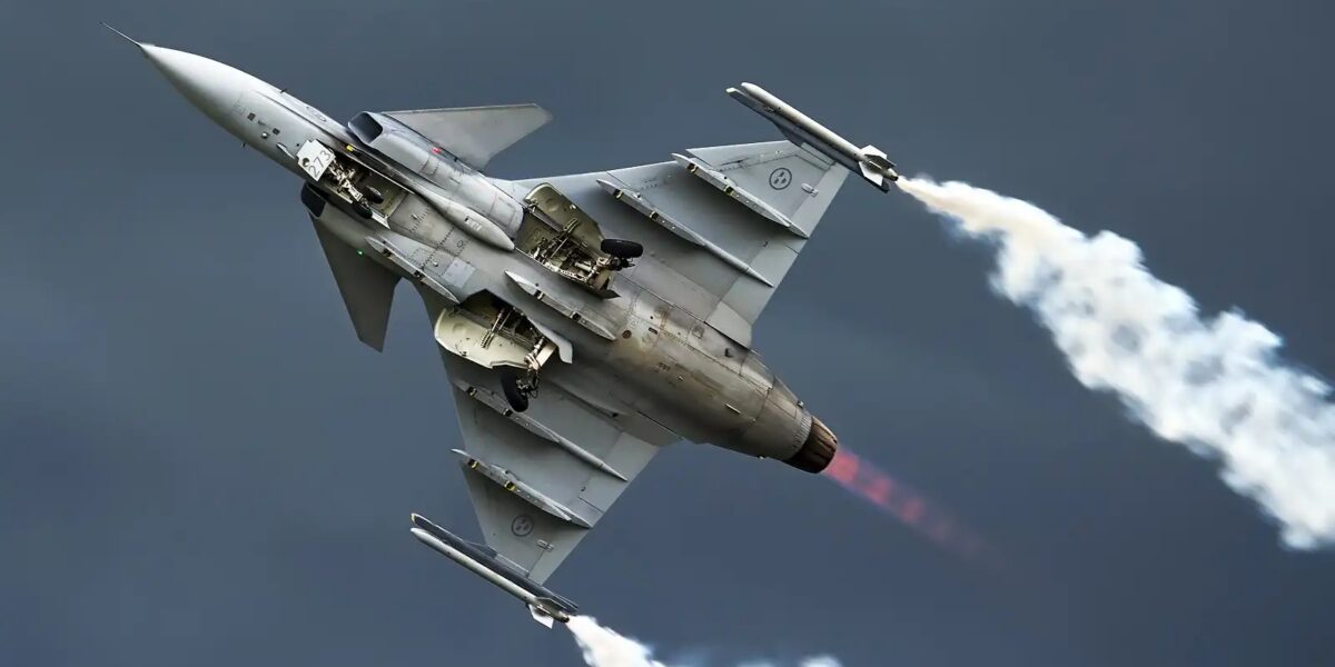 حادثان جويان في يوم واحد.. تحطم Gripen المجرية وخروج Su-30 الإندونيسية عن المدرج