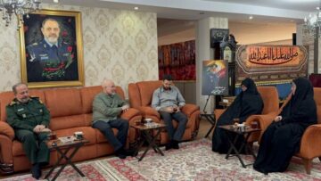 حضور صانع السجاد في بيت الشهيدين خادمي وناصر زاده