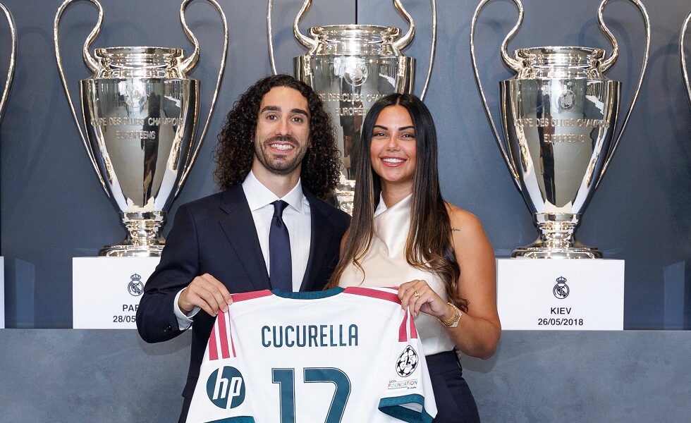 حلم الطفولة.. زوجة كوكوريلا تخطف الأضواء خلال تقديمه من قبل ريال مدريد (صور)