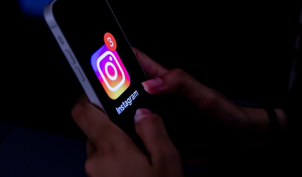 خصوصيتك في خطر.. “إنستغرام” تلغي التشفير الكامل من المحادثات!