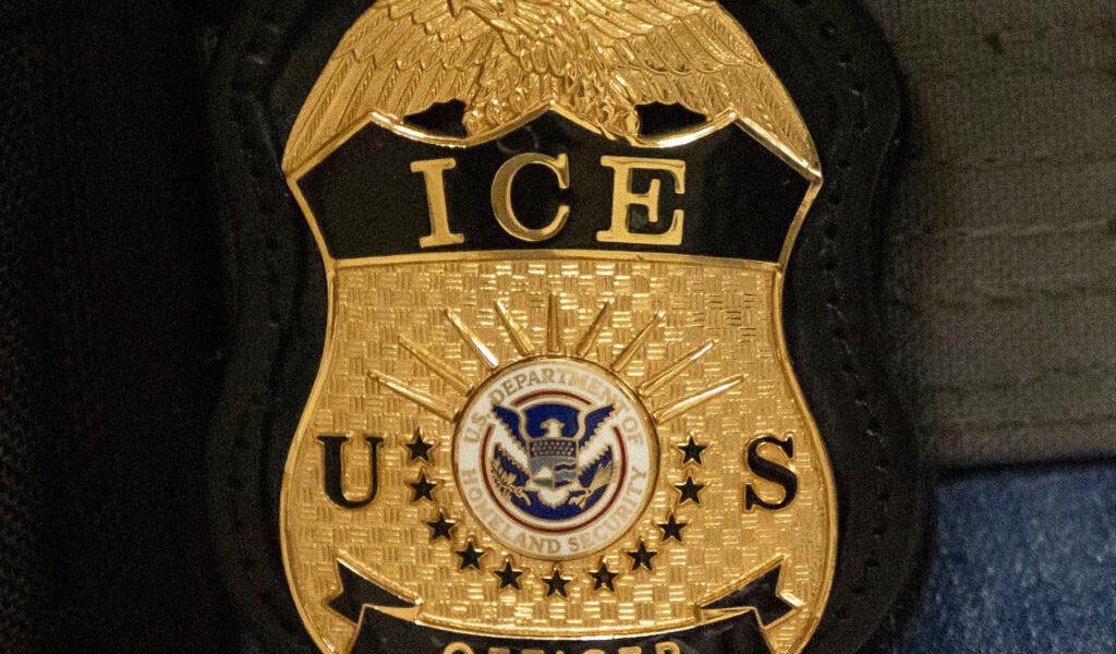 دفع ضابط ICE بأنه غير مذنب في الكذب بشأن إطلاق النار وأمر بإطلاق سراحه من الحجز