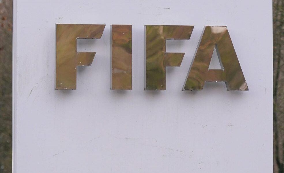 دليل لتعليم أولياء أمور اللاعبين.. “فيفا” يحظر تقاضي عمولات تمثيل اللاعبين وسقف مالي للأتعاب