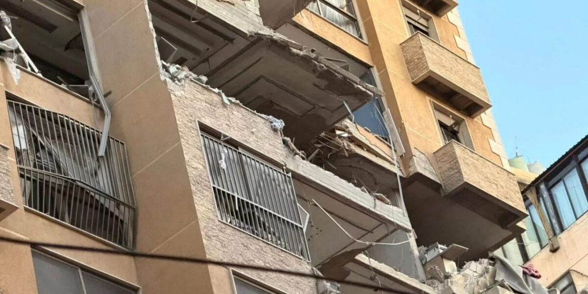 دمار في الشقة المستهدفة بمنطقة عائشة بكار في العاصمة بيروت